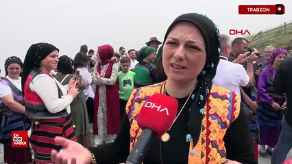 Trabzon'da süslü hayvanlar ve yöresel kıyafetlerle geleneksel yayla göçü
