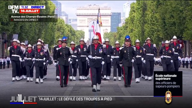 14-Juillet: l'École nationale supérieure des officiers de sapeurs-pompiers défile sur les Champs-Élysées