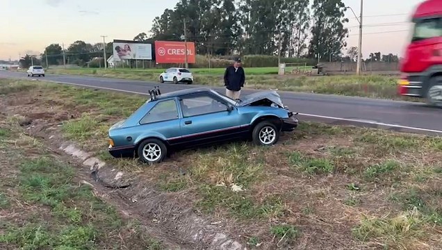 Escort tem parte frontal destruída após acidente com carreta na BR-163, em Cascavel