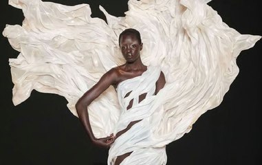 منحوتات متحركة على مدرجات العرض الباريسية ترسم هوية الهوت كوتور المعاصرة