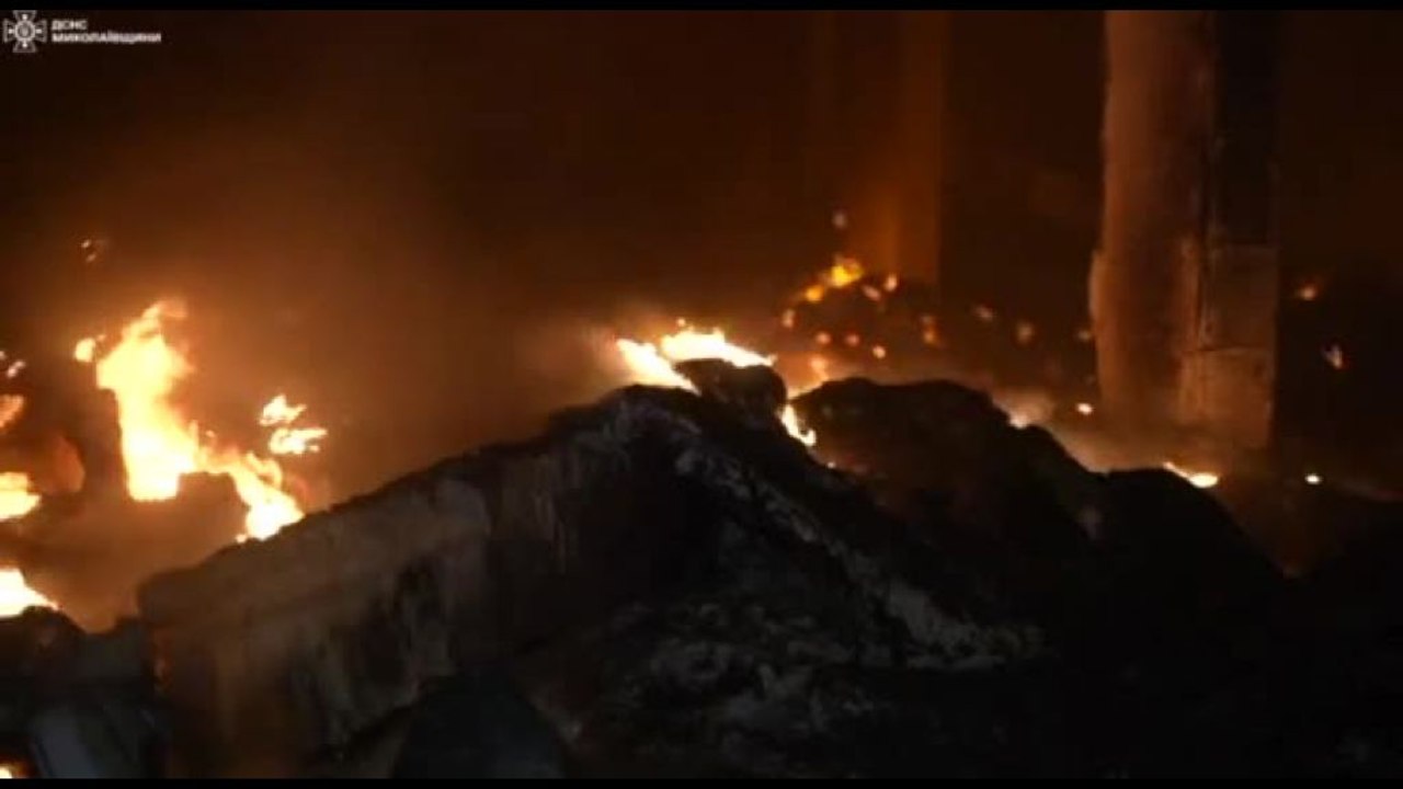 Ucraina, vigili del fuoco al lavoro dopo attacco di droni russi
