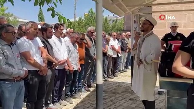 Kaza kurşunuyla ölen polisin cenazesi toprağa verildi