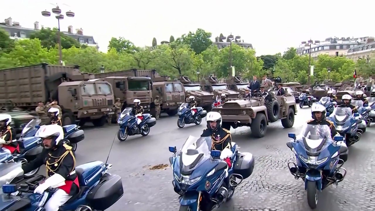 SEHEN: Feierlichkeiten zum Nationalfeiertag in Paris