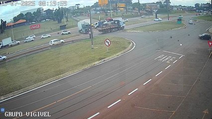 Motociclista escapa por pouco de ser esmagado por carreta em novo acidente no Trevo da Portal, em Cascavel