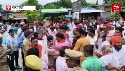 वाराणसी में क्षत्रिय महासभा और करणी सेना के लोगों को छितौना जाने से पुलिस ने रोका, हंगामा, गांव में नेताओं को लेकर लगे पोस्टर