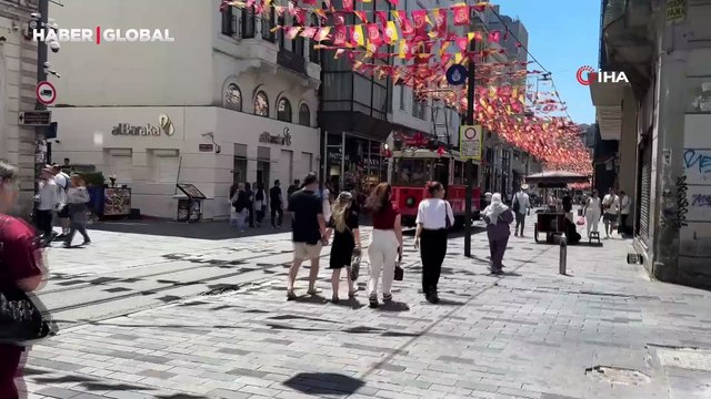 İstiklal Caddesi'nde ilginç olay! Nostaljik tramvaya çarptı