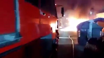 Un automóvil y una camioneta se incendiaron en el barrio porteño de Villa del Parque