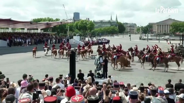 Défilé du 14 Juillet à Paris : les images de la chute d’un cheval et son cavalier sur les Champs-Élysées
