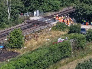 Tödlicher Crash: Zug erfasst Lieferwagen an Bahnübergang