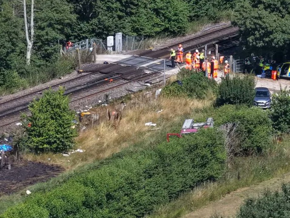 Tödlicher Crash: Zug erfasst Lieferwagen an Bahnübergang