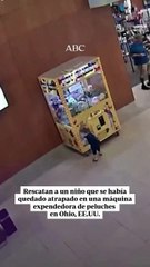 El video del momento en el que un nene de 7 años se mete en una maquina de peluches y queda atrapado