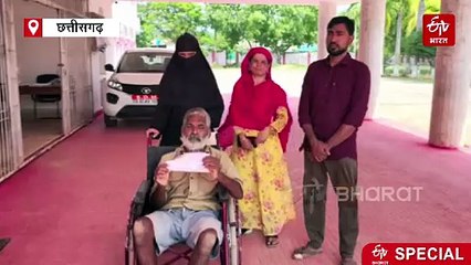 घर और पेंशन के लिए कलेक्टोरेट में घिसटते हुए पहुंचा दिव्यांग, प्रशासन से मांगी मदद