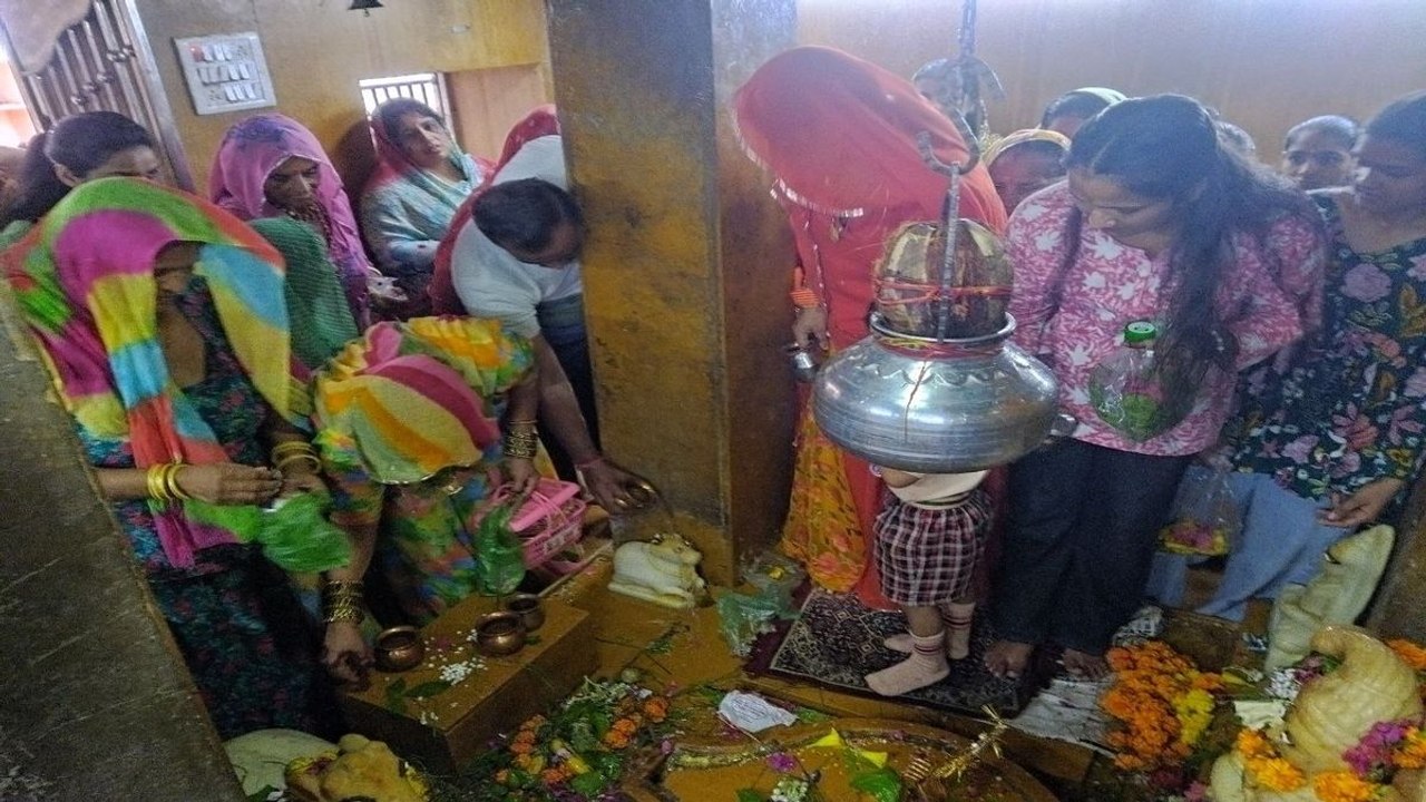 Watch Video: पो फटते ही मंदिरों में उमड़ी भीड़,...