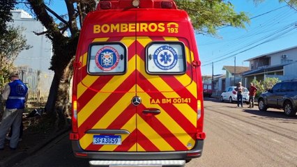 Colisão entre moto e Corolla termina com mulher ferida