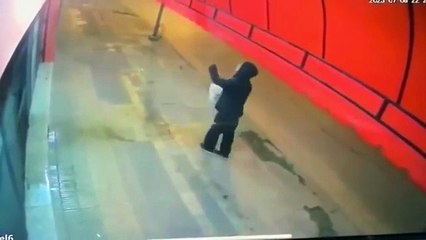 Intentó vandalizar un almacén, pero terminó escapando envuelto en llamas