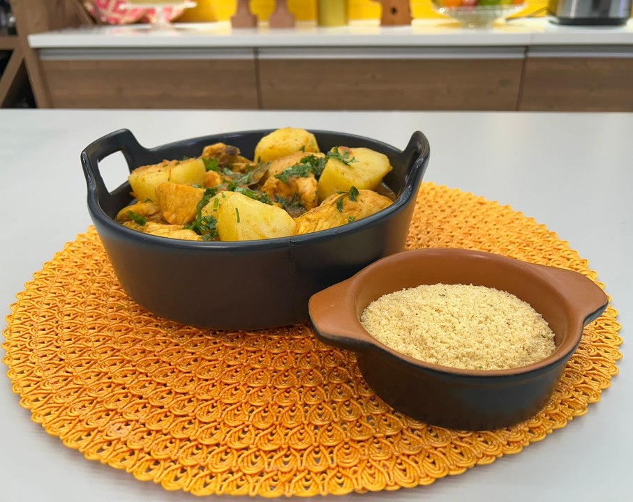 Galinha guisada com farofa