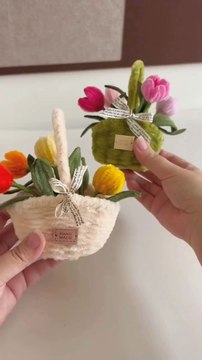 Mini Flower Basket Tutorial via: @melloww_floraLearn how to make a cute mini flower basket using pipe cleaners! This quick and easy tutorial is perfect for DIY gifts, decor, or just a fun craft project. Adorable, simple, and budget-friendly!