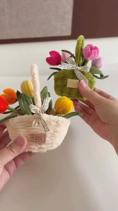 Mini Flower Basket Tutorial via: @melloww_floraLearn how to make a cute mini flower basket using pipe cleaners! This quick and easy tutorial is perfect for DIY gifts, decor, or just a fun craft project. Adorable, simple, and budget-friendly!