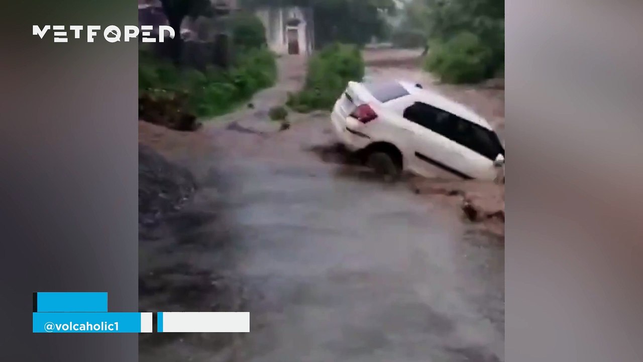 Torrential rains cause flash floods in Rajasthan, India! A large stream of water arrived suddenly, causing significant material damage