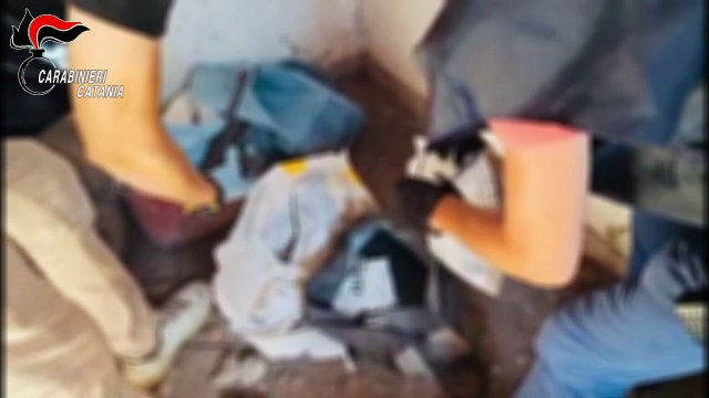 Catania, lo trovano con armi e droga in un borsone: arrestato un trentaduenne
