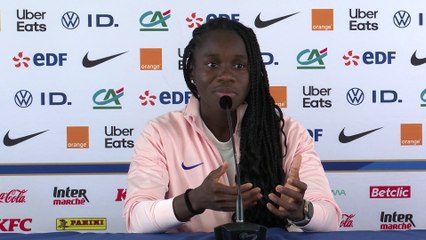 Mbock : "Ce n’est pas un brassard qui va définir les causes qu'on veut défendre"