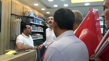 Kilis’te siyasi parti il başkanları vatandaşlara Türk bayrağı dağıttı
