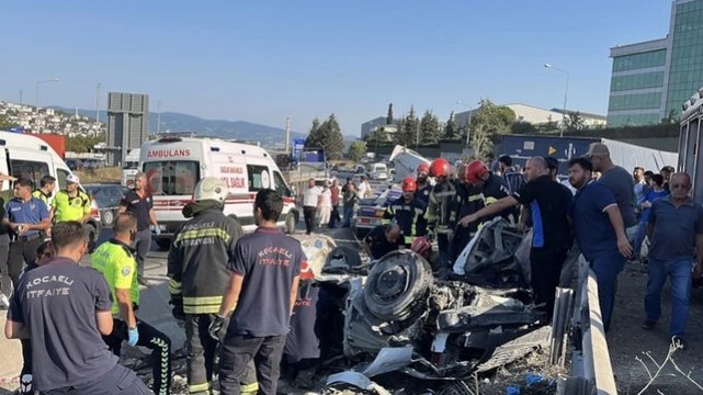 2 otomobil ile TIR çarpıştı, ortalık savaş alanına döndü: Çok sayıda ölü var