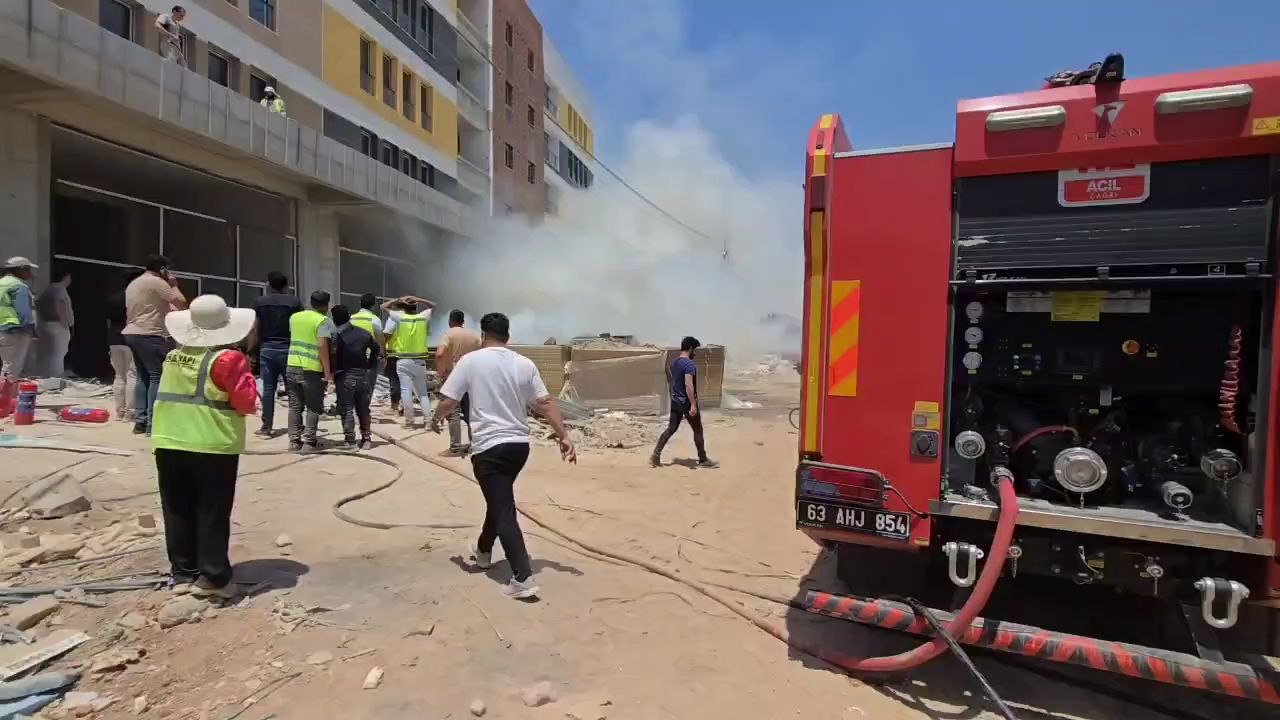 Şanlıurfa’nın Haliliye ilçesinde bir inşaat alanında çıkan yangın, itfaiye ekiplerinin hızlı müdahalesiyle büyümeden söndürüldü. Yangında yapı malzemeleri kullanılamaz hale geldi.