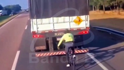 Veja o vídeo! Ciclista é flagrado 'pegando vácuo' de caminhão na BR-277