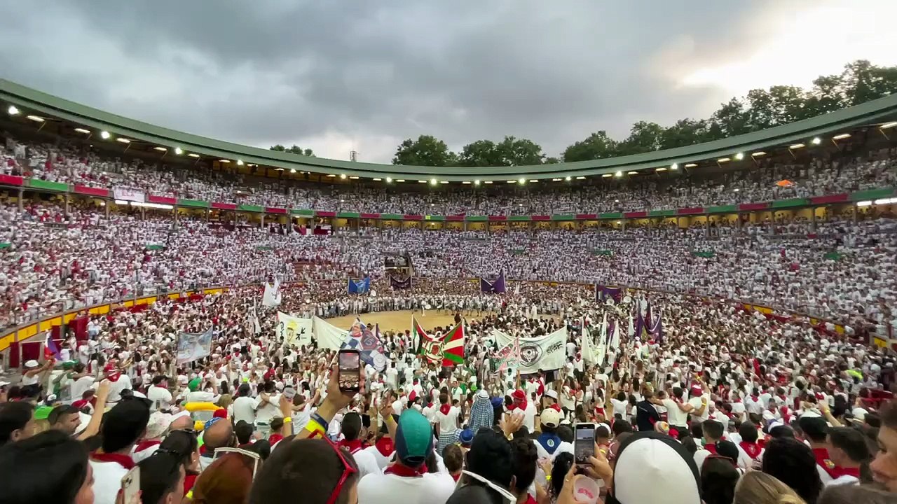 Despedida de las peñas de Pamplona de la plaza de toros en San Fermín 2025