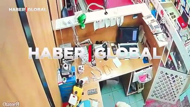 Cep telefonu bataryası bomba gibi patladı! O anlar kamerada...