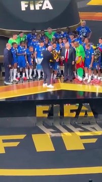 🇺🇸 Trump ne voulait pas sortir pendant que Chelsea célébrait avec le trophée de vainqueur de la coupe de monde des clubs de football.