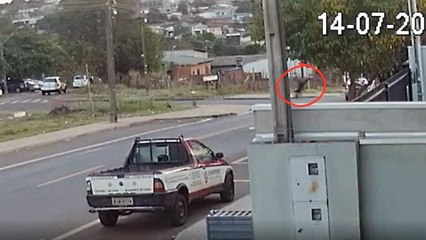 Câmera flagra mulheres sendo arremessadas em acidente no PR; veja