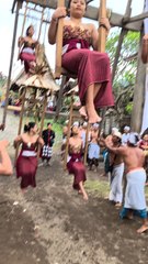 Ayunan Jantra adalah permainan tradisional Bali yang memiliki makna filosofis mendalam melambangkan kehidupan yang terus berputar dengan pasang surutnya dan mengajarkan kesiapan serta rasa syukur.#AyunanJantra #TradisiUnik #TengananDauhTukad