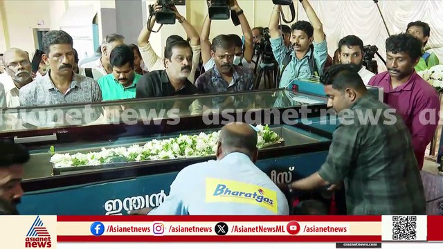 പാലക്കാട് കാർ കത്തി മരിച്ച കുട്ടികളുടെ മൃതദേഹം പൊതുദർശനത്തിനായി സ്കൂളിൽ എത്തിച്ചു