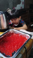 Gipislit pislit ni Grey ang natagak nga gulaman