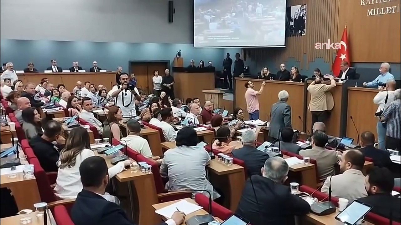 İzmir'de belediye meclisinde tartışma: CHP'li Lal Denizli AKP'li üyeye sert çıktı