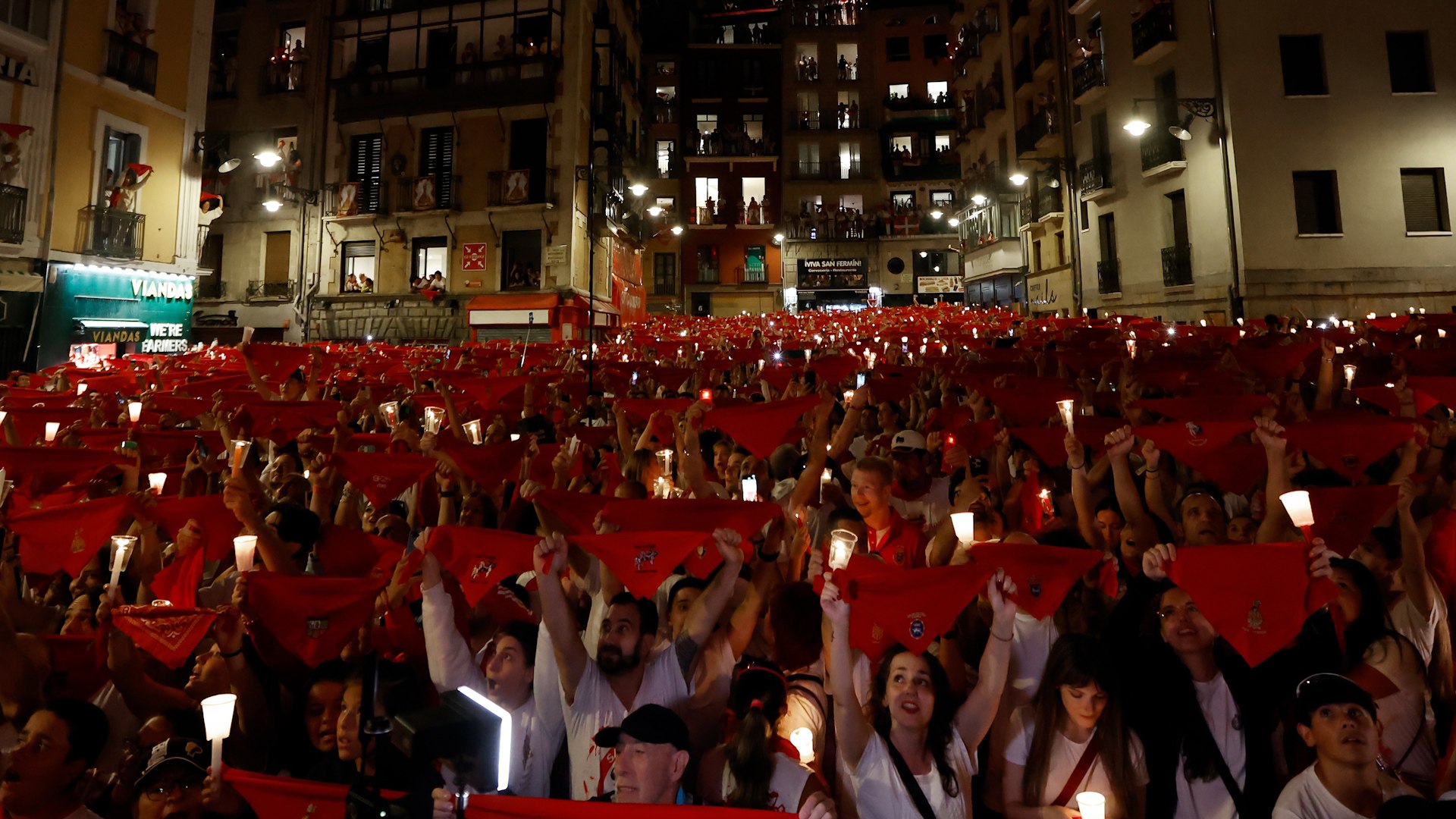 Como marca la tradici�n, miles de personas con velas y pa�uelos rojos en alto han entonado la canci�n
a las doce en punto de la noche . El final y el inicio del festejo, con el chupinazo, comparten
el mismo espacio, la plaza del Ayuntamiento de Pamplona.
Este canto, el 'Pobre de m�', marca pues el final de los sanfermines de este 2025, pero inicia la cuenta atr�s para los del a�o que viene.