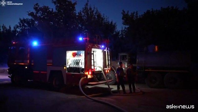 Ucraina, vigili del fuoco al lavoro dopo attacco di droni russi