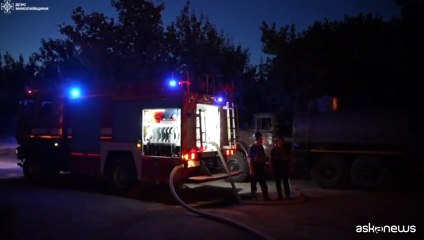 Ucraina, vigili del fuoco al lavoro dopo attacco di droni russi