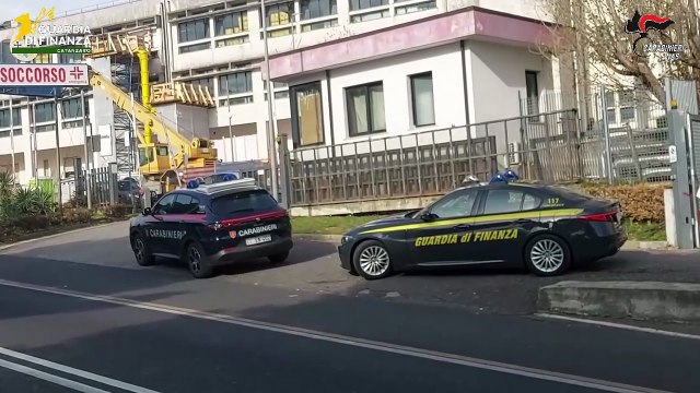 Prestazioni private durante i turni in ospedale e pagamenti in nero: 14 indagati tra dirigenti e infermieri della Dulbecco di Catanzaro