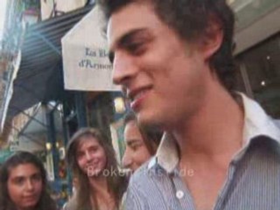 Benjamin Siksou qui imite les groupies xD