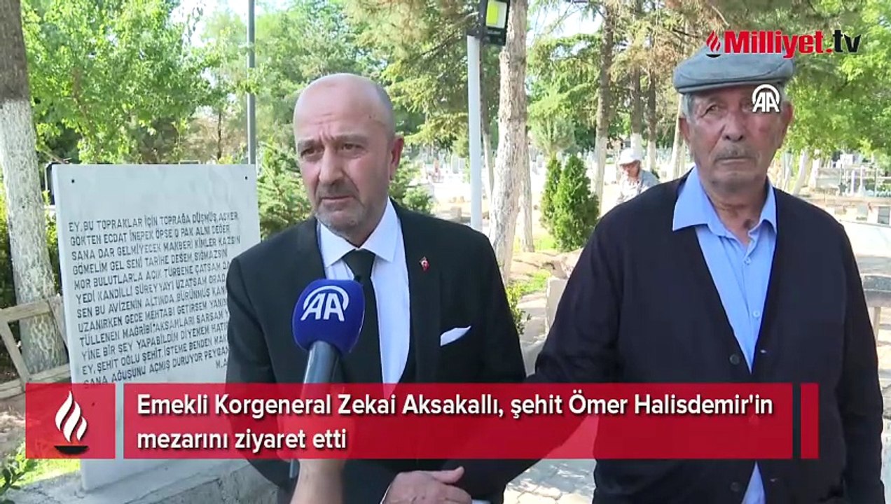 Emekli Korgeneral Zekai Aksakallı, şehit Ömer Halisdemir'in mezarını ziyaret etti
