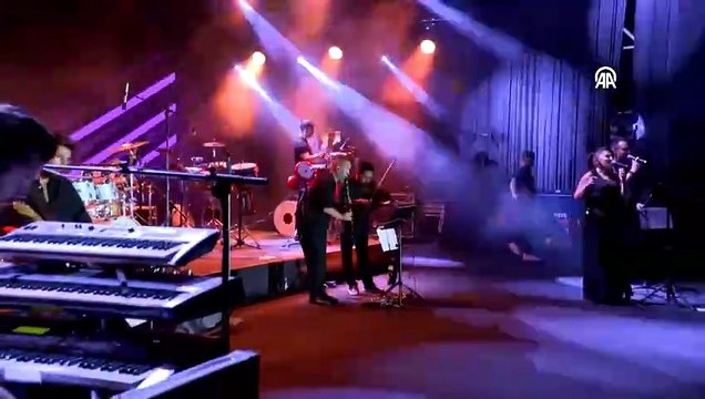 Şarkıcı Gökhan Tepe, Van Kültür Yolu Festivali'nde konser verdi