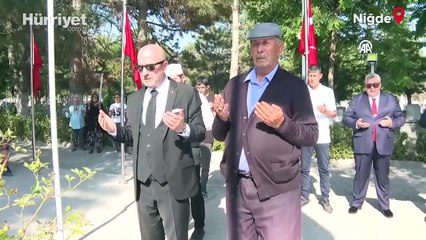 Emekli Korgeneral Zekai Aksakallı, şehit Ömer Halisdemir’in mezarını ziyaret etti