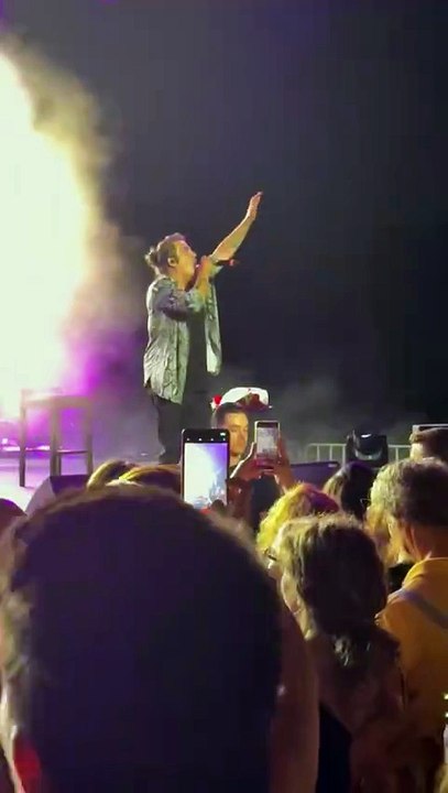 Ο Διονύσης Σχοινάς τραγουδά το «Ομορφαίνεις τη ζωή μου», στη συναυλία με την Καίτη Γαρμπή στη Θεσσαλονίκη