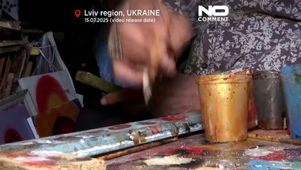 Ukraiński artysta maluje ikony na skrzynkach po amunicji dla żołnierzy