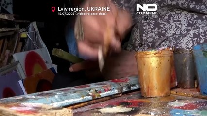 Artista ucraino dipinge icone su scatole di munizioni per sollevare il morale dei soldati