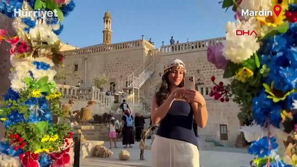 Termometrelerin 40 derecenin üzerinde gösterdiği Midyat’a, sıcağa rağmen turist akını