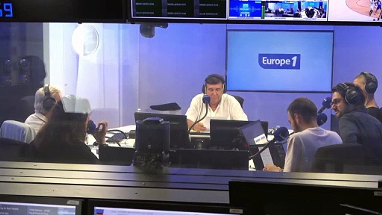 Invités par Jean Serge en 1965 sur Europe 1, Jacques Brel et Georges Brassens philosophent sur la période estivale